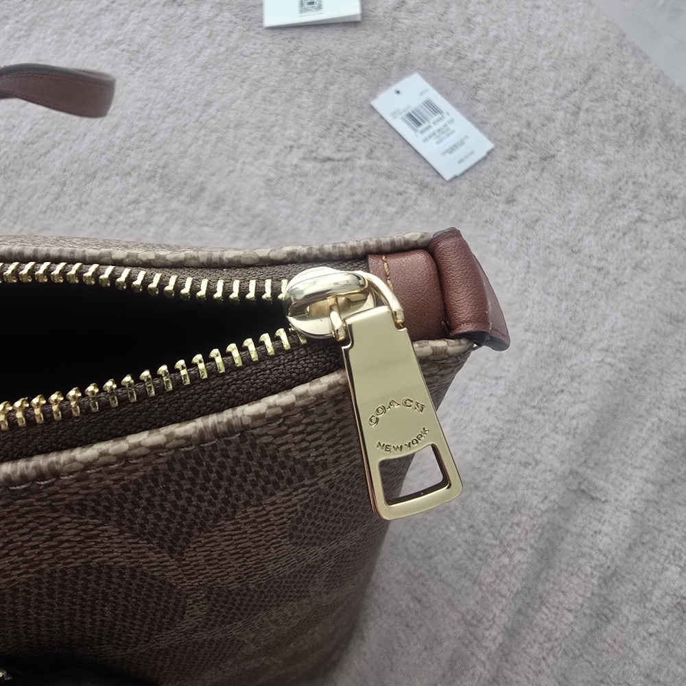 ❗️❗️SOLD❗️❗️COACH Gallery Tote In Signature Canvas - Picture 7 of 8